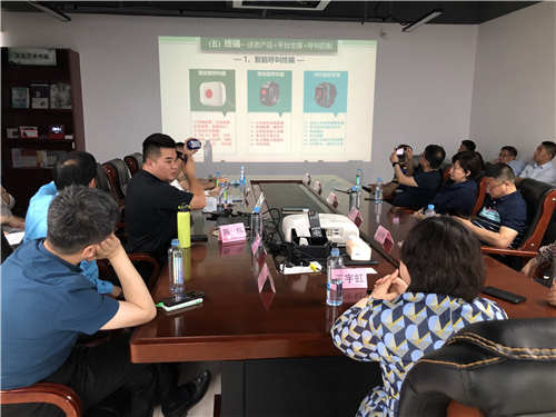 哈爾濱市香坊區(qū)政府領導一行11人蒞臨我公司參觀考察